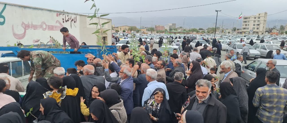 برپایی میز خدمت  همراه با توزیع نهال در مصلی جیرفت بمناسبت هفته منابع طبیعی 
