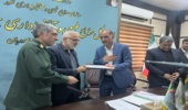 اهدا لوح تقدیر از سوی فرمانده سپاه استان کرمان به مدیرکل منابع طبیعی و آبخیزداری جنوب کرمان