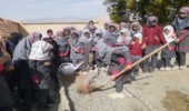 غرس نهال در محوطه دبستان شهید رواقِ روستای کهورنارنجک کهنوج