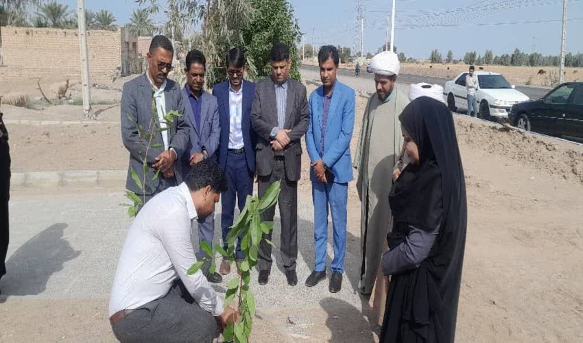 غرس نهال بمناسبت گرامیداشت هفته منابع طبیعی و آبخیزداری و همچنین بیست و یکمین سالگرد تاسیس نهاد کتابخانه‌های عمومی کشور 