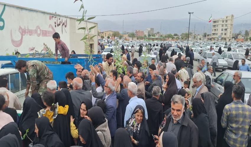برپایی میز خدمت  همراه با توزیع نهال در مصلی جیرفت بمناسبت هفته منابع طبیعی 