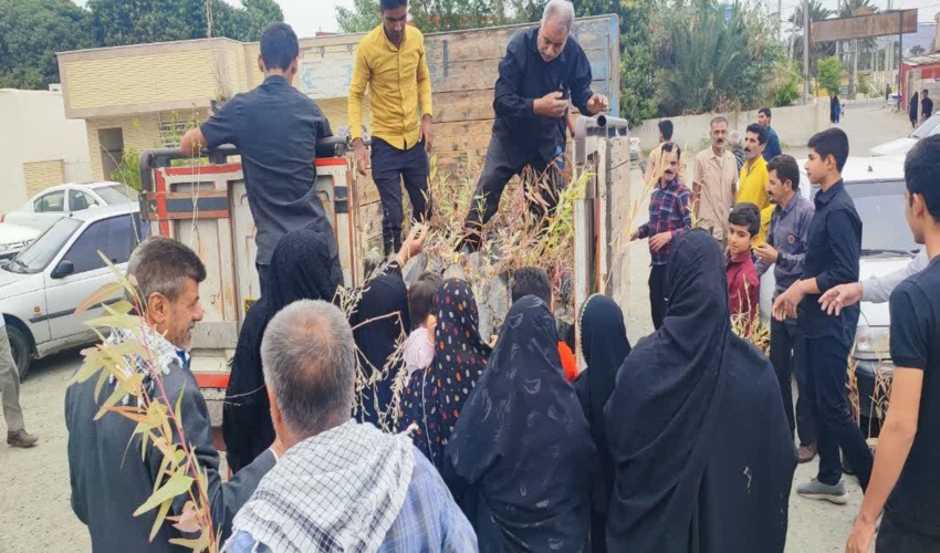 برپایی میزخدمت توسط ادارات منابع طبیعی و آبخیزداری جنوب کرمان در نماز جمعه 