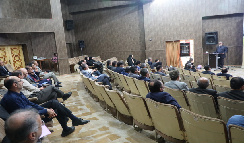 مدیرکل منابع طبیعی و آبخیزداری جنوب کرمان بر روند پیگیری و اجرای ۱۴ طرح زیربنایی منابع طبیعی تا پایان سال ۱۴٠٠ تاکید کرد.