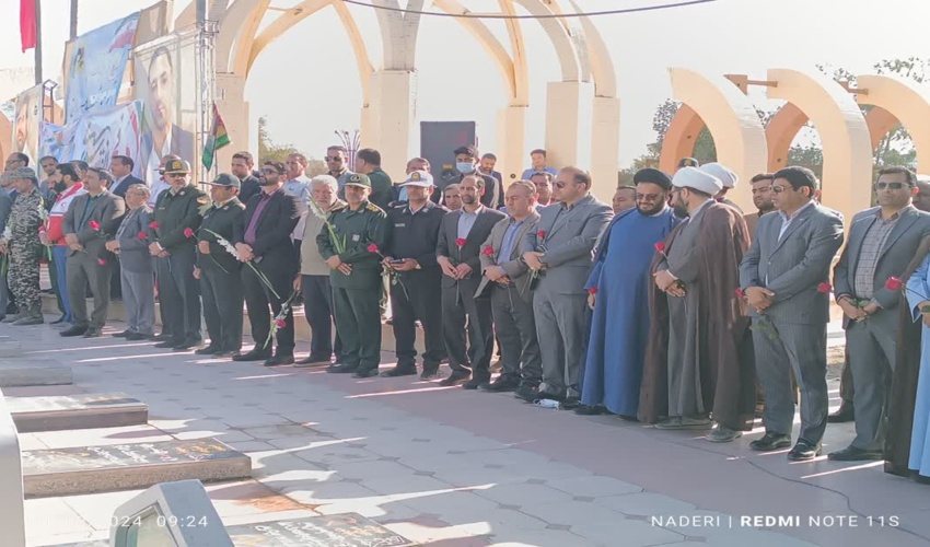 غباروبی و عطرافشانی گلزار شهدا همزمان با آغاز دهه مبارک فجر