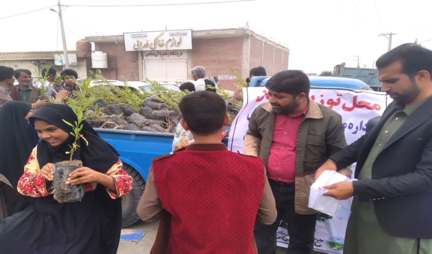 جازموریان/توزیع نهال در حاشیه راهپیمایی 22 بهمن