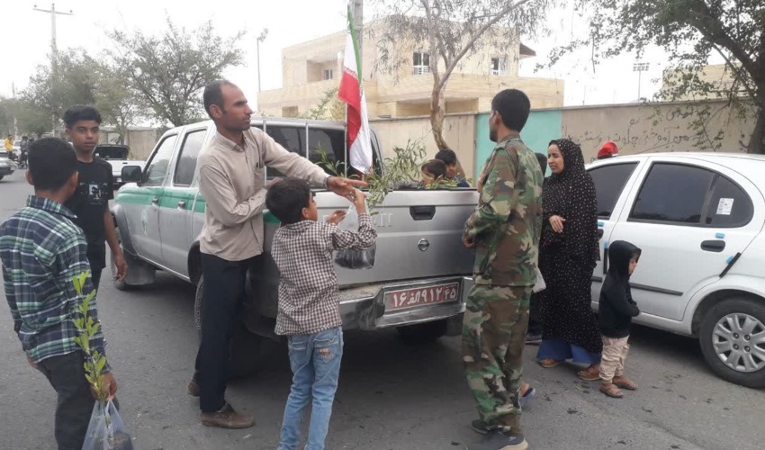 قلعه گنج/توزیع نهال در حاشیه راهپیمایی 22 بهمن