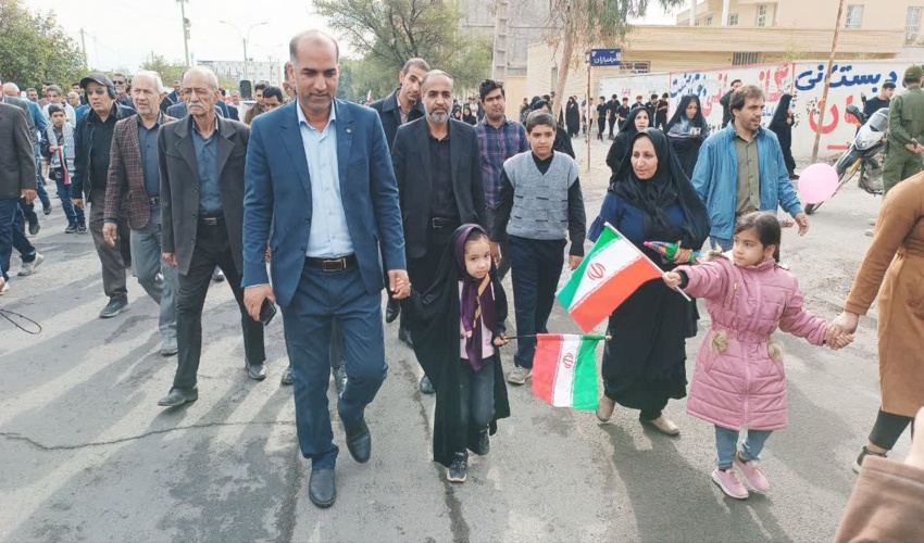 تصویری/حضور مدیرکل و کارکنان اداره کل منابع طبیعی و آبخیزداری جنوب کرمان در راهپیمایی 22 بهمن
