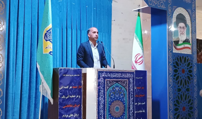 سخنرانی مدیرکل منابع طبیعی و آبخیزداری جنوب کرمان در مراسم عبادی سیاسی نماز جمعه جازموریان و توزیع رایگان نهال در بین مردم