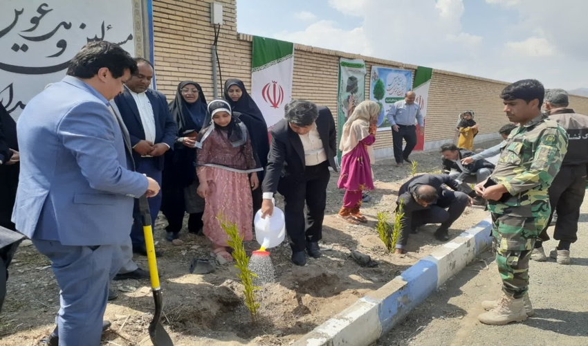 غرس ۵٠٠ اصله نهال در مجتمع شهرک صنعتی کهنوج