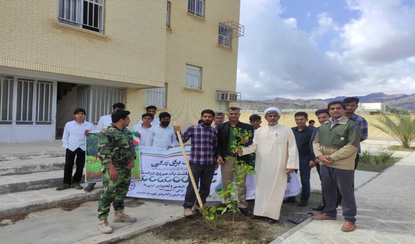 منوجان/توزیع 500 اصله نهال از انواع گونه های جنگلی در روستای دهنو 
