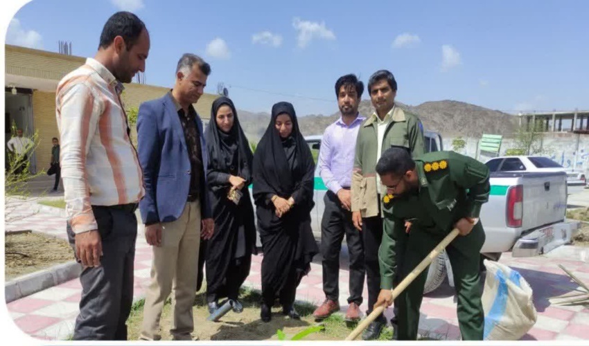غرس نهال با حضور مسییولین در منوجان
