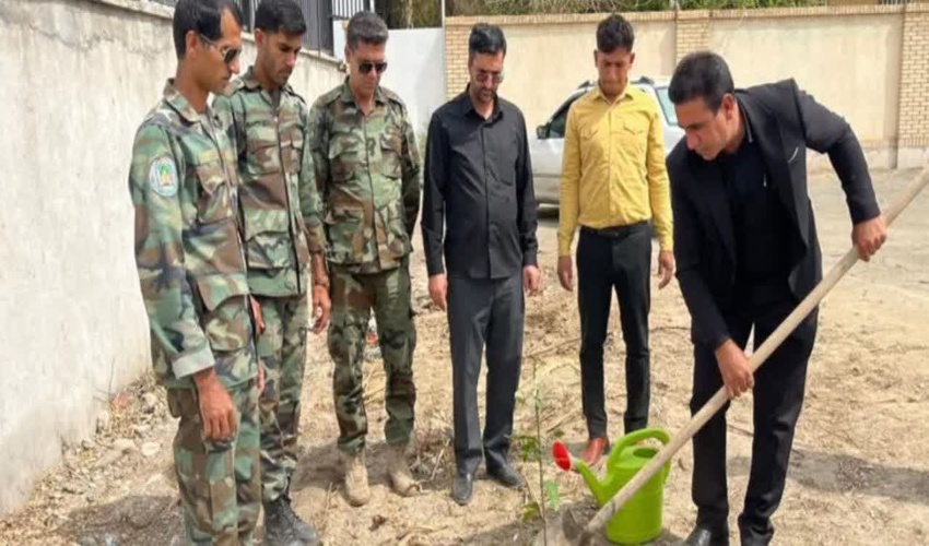 غرس نهال همزمان با روز طبیعت(سیزده بدر) در عنبرآباد