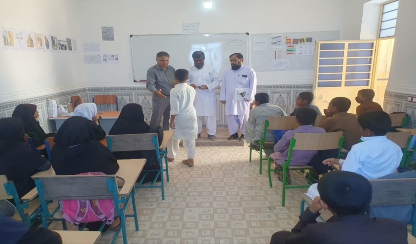 اهدای کارت همیار طبیعت دانش آموزی در مدارس قلعه گنج