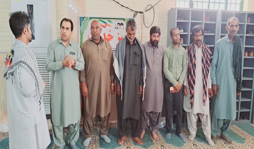 برپایی میزخدمت منابع طبیعی در نماز جمعه شهرستان جازموریان توسط پرسنل اداره شهرستان