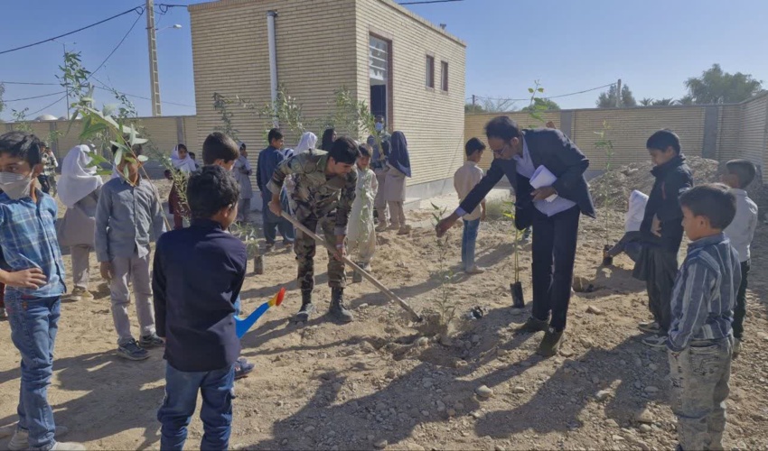 کارگاه آموزشی همراه با توزیع اقلام آموزشی در راستای طرح مردمی کاشت یک میلیارد درخت و پویش احیای هلیل تا جازموریان