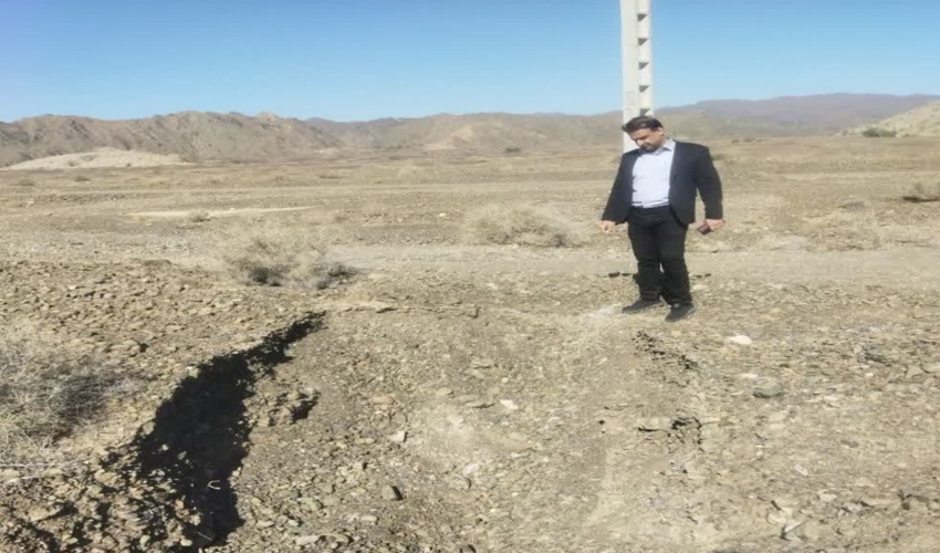 بازدید رئیس منابع طبیعی و آبخیزداری شهرستان منوجان از روند حفر چاله جهت  کاشت نهال در روز مادر