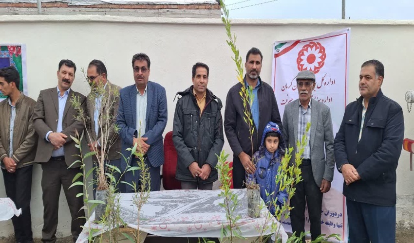 برپایی میزخدمت و توزیع نهال در حاشیه جشنواره بازی های بومی و محلی روستایی و عشایری شهرستان جیرفت 